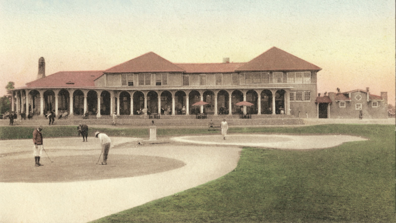 Discover the historic Pinehurst No. 2 golf course at this famous resort.